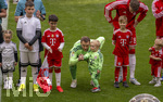 16.05.2026, Fussball Bundesliga 2025/2026, 34.Spieltag, FC Bayern München - 1.FC Köln, in der Allianz-Arena München, vor dem Spiel nehmen die Bayernspieler Aufstellung, mit Eskortkindern und ihren eigenen Kindern, mitte: Torwart Manuel Neuer (FC Bayern München) mit seinem Sohn Luca. re: Leon Goretzka (FC Bayern München) 