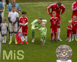 16.05.2026, Fussball Bundesliga 2025/2026, 34.Spieltag, FC Bayern München - 1.FC Köln, in der Allianz-Arena München, vor dem Spiel nehmen die Bayernspieler Aufstellung, mit Eskortkindern und ihren eigenen Kindern, mitte: Torwart Manuel Neuer (FC Bayern München) mit seinem Sohn Luca. re: Leon Goretzka (FC Bayern München) 