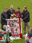 16.05.2026, Fussball Bundesliga 2025/2026, 34.Spieltag, FC Bayern München - 1.FC Köln, in der Allianz-Arena München, Vor dem Spiel Abschied von Raphael Guerreiro (FC Bayern München), v.li: Sportvorstand Max Eberl (Bayern München), Vorstandsvorsitzender Jan-Christian Dreesen (FC Bayern München), Raphael Guerreiro (FC Bayern München), Sportdirektor Christoph Freund (Bayern München),