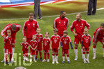 16.05.2026, Fussball Bundesliga 2025/2026, 34.Spieltag, FC Bayern München - 1.FC Köln, in der Allianz-Arena München, vor dem Spiel nehmen die Bayernspieler Aufstellung, mit Eskortkindern und ihren eigenen Kindern, v.li: Leon Goretzka (FC Bayern München) und Joshua Kimmich (FC Bayern München) mit seinen Kindern, Jonathan Tah (FC Bayern München), Konrad Laimer (FC Bayern München) 