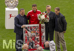 16.05.2026, Fussball Bundesliga 2025/2026, 34.Spieltag, FC Bayern München - 1.FC Köln, in der Allianz-Arena München, Vor dem Spiel Abschied von Leon Goretzka (mitte, FC Bayern München),  li: Sportvorstand Max Eberl (Bayern München), re: Vorstandsvorsitzender Jan-Christian Dreesen (FC Bayern München) und Sportdirektor Christoph Freund (Bayern München) 