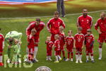 16.05.2026, Fussball Bundesliga 2025/2026, 34.Spieltag, FC Bayern München - 1.FC Köln, in der Allianz-Arena München, vor dem Spiel nehmen die Bayernspieler Aufstellung, mit Eskortkindern und ihren eigenen Kindern, li: Torwart Manuel Neuer (FC Bayern München) mit seinem Sohn Luca. re: Leon Goretzka (FC Bayern München) und Joshua Kimmich (FC Bayern München) mit seinen Kindern, Jonathan Tah (FC Bayern München), 