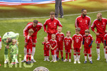 16.05.2026, Fussball Bundesliga 2025/2026, 34.Spieltag, FC Bayern München - 1.FC Köln, in der Allianz-Arena München, vor dem Spiel nehmen die Bayernspieler Aufstellung, mit Eskortkindern und ihren eigenen Kindern, li: Torwart Manuel Neuer (FC Bayern München) mit seinem Sohn Luca, dann Leon Goretzka (FC Bayern München) und Joshua Kimmich (FC Bayern München) mit seinen Kindern, Jonathan Tah (FC Bayern München), 