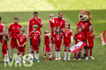 16.05.2026, Fussball Bundesliga 2025/2026, 34.Spieltag, FC Bayern München - 1.FC Köln, in der Allianz-Arena München, vor dem Spiel nehmen die Bayernspieler Aufstellung, mit Eskortkindern und ihren eigenen Kindern, v.li:  Lennart Karl (FC Bayern München), Jamal Musiala (Bayern München), Harry Kane (FC Bayern München) mit seinen Kindern Louis, Vivienne, Ivy, Henry Edward. Bayernmaskottchen Berni. 