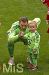16.05.2026, Fussball Bundesliga 2025/2026, 34.Spieltag, FC Bayern München - 1.FC Köln, in der Allianz-Arena München, vor dem Spiel nehmen die Bayernspieler Aufstellung, mit Eskortkindern und ihren eigenen Kindern, Torwart Manuel Neuer (FC Bayern München) mit seinem Sohn Luca. 