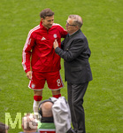 16.05.2026, Fussball Bundesliga 2025/2026, 34.Spieltag, FC Bayern München - 1.FC Köln, in der Allianz-Arena München, Vor dem Spiel Abschied von Leon Goretzka (li, FC Bayern München), re: Vorstandsvorsitzender Jan-Christian Dreesen (FC Bayern München) 