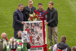 16.05.2026, Fussball Bundesliga 2025/2026, 34.Spieltag, FC Bayern München - 1.FC Köln, in der Allianz-Arena München, Vor dem Spiel Abschied von Raphael Guerreiro (FC Bayern München), v.li: Sportvorstand Max Eberl (Bayern München), Vorstandsvorsitzender Jan-Christian Dreesen (FC Bayern München), Raphael Guerreiro (FC Bayern München), Sportdirektor Christoph Freund (Bayern München),