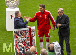 16.05.2026, Fussball Bundesliga 2025/2026, 34.Spieltag, FC Bayern München - 1.FC Köln, in der Allianz-Arena München, Vor dem Spiel Abschied von Leon Goretzka (mitte, FC Bayern München), re: Vorstandsvorsitzender Jan-Christian Dreesen (FC Bayern München) li: Sportvorstand Max Eberl (Bayern München).