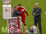 16.05.2026, Fussball Bundesliga 2025/2026, 34.Spieltag, FC Bayern München - 1.FC Köln, in der Allianz-Arena München, Vor dem Spiel Abschied von Leon Goretzka (mitte, FC Bayern München), re: Vorstandsvorsitzender Jan-Christian Dreesen (FC Bayern München) li: Sportvorstand Max Eberl (Bayern München).