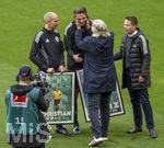 16.05.2026, Fussball Bundesliga 2025/2026, 34.Spieltag, FC Bayern München - 1.FC Köln, in der Allianz-Arena München, vor dem Spiel Abschied vom scheidenden Schiedsrichter Deniz Aitekin und Christian Leicher (li)