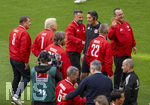 16.05.2026, Fussball Bundesliga 2025/2026, 34.Spieltag, FC Bayern München - 1.FC Köln, in der Allianz-Arena München, vor dem Spiel die Bayern-Legenden um die Championsleague-Sieger-Mannschaft 2001. mit Thomas Strunz, Oliver Kahn, Bernd Dreher, Hasan Salihamidzic, Jens Jeremies, Stefan Wessels, hier mit dem scheidenden Schiedsrichter Deniz Aitekin.