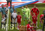 16.05.2026, Fussball Bundesliga 2025/2026, 34.Spieltag, FC Bayern München - 1.FC Köln, in der Allianz-Arena München, vor dem Spiel nehmen die Bayernspieler Aufstellung, mit Eskortkindern und ihren eigenen Kindern, mitte: Torwart Manuel Neuer (FC Bayern München) mit seinem Sohn Luca auf dem Arm. re: Leon Goretzka (FC Bayern München), li: Schiedsrichter Deniz Aitekin 