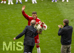16.05.2026, Fussball Bundesliga 2025/2026, 34.Spieltag, FC Bayern München - 1.FC Köln, in der Allianz-Arena München, Vor dem Spiel Abschied von Leon Goretzka (mitte, FC Bayern München), Vorstandsvorsitzender Jan-Christian Dreesen (FC Bayern München) und Sportdirektor Christoph Freund (re, Bayern München) 