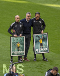16.05.2026, Fussball Bundesliga 2025/2026, 34.Spieltag, FC Bayern München - 1.FC Köln, in der Allianz-Arena München, vor dem Spiel Abschied vom scheidenden Schiedsrichter Deniz Aitekin (mitte) und Christian Leicher (li)