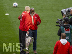 16.05.2026, Fussball Bundesliga 2025/2026, 34.Spieltag, FC Bayern München - 1.FC Köln, in der Allianz-Arena München, vor dem Spiel die Bayern-Legenden um die Championsleague-Sieger-Mannschaft 2001. mit Samuel Kuffour, Stefan Effenberg, 