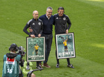 16.05.2026, Fussball Bundesliga 2025/2026, 34.Spieltag, FC Bayern München - 1.FC Köln, in der Allianz-Arena München, vor dem Spiel Abschied vom scheidenden Schiedsrichter Deniz Aitekin (mitte) und Christian Leicher (li)
