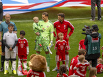 16.05.2026, Fussball Bundesliga 2025/2026, 34.Spieltag, FC Bayern München - 1.FC Köln, in der Allianz-Arena München, vor dem Spiel nehmen die Bayernspieler Aufstellung, mit Eskortkindern und ihren eigenen Kindern, mitte: Torwart Manuel Neuer (FC Bayern München) mit seinem Sohn Luca auf dem Arm. re: Leon Goretzka (FC Bayern München), 