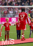 16.05.2026, Fussball Bundesliga 2025/2026, 34.Spieltag, FC Bayern München - 1.FC Köln, in der Allianz-Arena München, Nach dem Spiel die Siegerehrung für den Deutschen Meister Bayern München, Kinder stehen Spalier mit Fähnchen, Michael Olise (FC Bayern München) 