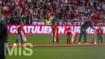 16.05.2026, Fussball Bundesliga 2025/2026, 34.Spieltag, FC Bayern München - 1.FC Köln, in der Allianz-Arena München, Nach dem Spiel die Siegerehrung für den Deutschen Meister Bayern München, Kinder stehen Spalier mit Fähnchen.