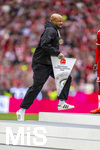 16.05.2026, Fussball Bundesliga 2025/2026, 34.Spieltag, FC Bayern München - 1.FC Köln, in der Allianz-Arena München, Nach dem Spiel die Siegerehrung für den Deutschen Meister Bayern München, Trainer Vincent Kompany (FC Bayern München) sprintet mit dem Wimpel auf den Siegerpodest.