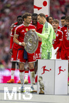 16.05.2026, Fussball Bundesliga 2025/2026, 34.Spieltag, FC Bayern München - 1.FC Köln, in der Allianz-Arena München, Nach dem Spiel die Siegerehrung für den Deutschen Meister Bayern München, Torwart Manuel Neuer (re, FC Bayern München) als Kapitän mit der Meisterschale, für die Präsentation überreicht er sie seinem scheidenden Kameraden Leon Goretzka (li, FC Bayern München). unten steht der Kakadu als Maskottchen.