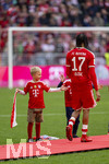 16.05.2026, Fussball Bundesliga 2025/2026, 34.Spieltag, FC Bayern München - 1.FC Köln, in der Allianz-Arena München, Nach dem Spiel die Siegerehrung für den Deutschen Meister Bayern München, Kinder stehen Spalier mit Fähnchen, Michael Olise (FC Bayern München) 