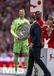 16.05.2026, Fussball Bundesliga 2025/2026, 34.Spieltag, FC Bayern München - 1.FC Köln, in der Allianz-Arena München, Nach dem Spiel die Siegerehrung für den Deutschen Meister Bayern München, Torwart Manuel Neuer (FC Bayern München) mit der Meisterschale überreicht von DFL-Geschäftsführer Marc Lenz (re).