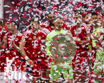 16.05.2026, Fussball Bundesliga 2025/2026, 34.Spieltag, FC Bayern München - 1.FC Köln, in der Allianz-Arena München, Nach dem Spiel die Siegerehrung für den Deutschen Meister Bayern München, Leon Goretzka (li, FC Bayern München) und Torwart Manuel Neuer (FC Bayern München) hinter den Konfetti mit der Meisterschale.