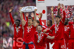 16.05.2026, Fussball Bundesliga 2025/2026, 34.Spieltag, FC Bayern München - 1.FC Köln, in der Allianz-Arena München, Nach dem Spiel die Siegerehrung für den Deutschen Meister Bayern München, Leon Goretzka (mitte, FC Bayern München) reisst die Meisterschale hoch.  Raphael Guerreiro (FC Bayern München), Aleksandar Pavlovic (Bayern München) , Michael Olise (FC Bayern München), Bara Sapoko Ndiaye (Bayern München), Tom Bischof (Bayern München), 