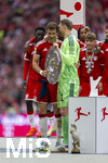 16.05.2026, Fussball Bundesliga 2025/2026, 34.Spieltag, FC Bayern München - 1.FC Köln, in der Allianz-Arena München, Nach dem Spiel die Siegerehrung für den Deutschen Meister Bayern München, Torwart Manuel Neuer (re, FC Bayern München) als Kapitän mit der Meisterschale, für die Präsentation überreicht er sie seinem scheidenden Kameraden Leon Goretzka (li, FC Bayern München). unten steht der Kakadu als Maskottchen.