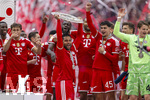 16.05.2026, Fussball Bundesliga 2025/2026, 34.Spieltag, FC Bayern München - 1.FC Köln, in der Allianz-Arena München, Nach dem Spiel die Siegerehrung für den Deutschen Meister Bayern München, Serge Gnabry (FC Bayern München) mit der Meisterschale, Aleksandar Pavlovic (Bayern München), Tom Bischof (Bayern München), Torwart Jonas Urbig (FC Bayern München), 