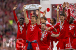 16.05.2026, Fussball Bundesliga 2025/2026, 34.Spieltag, FC Bayern München - 1.FC Köln, in der Allianz-Arena München, Nach dem Spiel die Siegerehrung für den Deutschen Meister Bayern München, Leon Goretzka (mitte, FC Bayern München) reisst die Meisterschale hoch.  Raphael Guerreiro (FC Bayern München), Aleksandar Pavlovic (Bayern München) , Michael Olise (FC Bayern München), Bara Sapoko Ndiaye (Bayern München), Tom Bischof (Bayern München), 