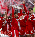 16.05.2026, Fussball Bundesliga 2025/2026, 34.Spieltag, FC Bayern München - 1.FC Köln, in der Allianz-Arena München, Nach dem Spiel die Siegerehrung für den Deutschen Meister Bayern München, Serge Gnabry (FC Bayern München) mit der Meisterschale, Aleksandar Pavlovic (Bayern München) , 