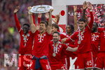 16.05.2026, Fussball Bundesliga 2025/2026, 34.Spieltag, FC Bayern München - 1.FC Köln, in der Allianz-Arena München, Nach dem Spiel die Siegerehrung für den Deutschen Meister Bayern München, Leon Goretzka (mitte, FC Bayern München) reisst die Meisterschale hoch.  Raphael Guerreiro (FC Bayern München), Aleksandar Pavlovic (Bayern München) , Michael Olise (FC Bayern München), Bara Sapoko Ndiaye (Bayern München), Tom Bischof (Bayern München), 