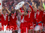 16.05.2026, Fussball Bundesliga 2025/2026, 34.Spieltag, FC Bayern München - 1.FC Köln, in der Allianz-Arena München, Nach dem Spiel die Siegerehrung für den Deutschen Meister Bayern München, Luis Diaz (FC Bayern München) mit der Meisterschale, Leon Goretzka (FC Bayern München), Tom Bischof (Bayern München), Dayot Upamecano (FC Bayern München), Aleksandar Pavlovic (Bayern München) , 