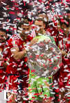 16.05.2026, Fussball Bundesliga 2025/2026, 34.Spieltag, FC Bayern München - 1.FC Köln, in der Allianz-Arena München, Nach dem Spiel die Siegerehrung für den Deutschen Meister Bayern München, Leon Goretzka (li, FC Bayern München) und Torwart Manuel Neuer (FC Bayern München) hinter den Konfetti mit der Meisterschale.