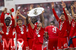 16.05.2026, Fussball Bundesliga 2025/2026, 34.Spieltag, FC Bayern München - 1.FC Köln, in der Allianz-Arena München, Nach dem Spiel die Siegerehrung für den Deutschen Meister Bayern München, Luis Diaz (FC Bayern München) mit der Meisterschale, Bara Sapoko Ndiaye (Bayern München), Tom Bischof (Bayern München), Dayot Upamecano (FC Bayern München), Aleksandar Pavlovic (Bayern München) , Leon Goretzka (FC Bayern München) 