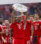 16.05.2026, Fussball Bundesliga 2025/2026, 34.Spieltag, FC Bayern München - 1.FC Köln, in der Allianz-Arena München, Nach dem Spiel die Siegerehrung für den Deutschen Meister Bayern München, Jonathan Tah (FC Bayern München) mit der Meisterschale.