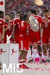 16.05.2026, Fussball Bundesliga 2025/2026, 34.Spieltag, FC Bayern München - 1.FC Köln, in der Allianz-Arena München, Nach dem Spiel die Siegerehrung für den Deutschen Meister Bayern München, Michael Olise (FC Bayern München) versteckt sich etwas schüchtern hinter der Meisterschale,