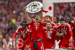 16.05.2026, Fussball Bundesliga 2025/2026, 34.Spieltag, FC Bayern München - 1.FC Köln, in der Allianz-Arena München, Nach dem Spiel die Siegerehrung für den Deutschen Meister Bayern München, Leon Goretzka (FC Bayern München) reisst die Meisterschale hoch.  Raphael Guerreiro (FC Bayern München), Aleksandar Pavlovic (Bayern München) , 