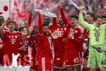 16.05.2026, Fussball Bundesliga 2025/2026, 34.Spieltag, FC Bayern München - 1.FC Köln, in der Allianz-Arena München, Nach dem Spiel die Siegerehrung für den Deutschen Meister Bayern München, Serge Gnabry (FC Bayern München) mit der Meisterschale, Aleksandar Pavlovic (Bayern München), Tom Bischof (Bayern München), Torwart Jonas Urbig (FC Bayern München), 