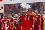 16.05.2026, Fussball Bundesliga 2025/2026, 34.Spieltag, FC Bayern München - 1.FC Köln, in der Allianz-Arena München, Nach dem Spiel die Siegerehrung für den Deutschen Meister Bayern München, Jonathan Tah (FC Bayern München) mit der Meisterschale. Lennart Karl (FC Bayern München), Tom Bischof (Bayern München), Leon Goretzka (FC Bayern München) 