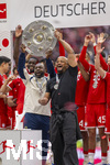 16.05.2026, Fussball Bundesliga 2025/2026, 34.Spieltag, FC Bayern München - 1.FC Köln, in der Allianz-Arena München, Nach dem Spiel die Siegerehrung für den Deutschen Meister Bayern München, re: Trainer Vincent Kompany (FC Bayern München) mit Co-Trainer Floribert Ngalula (FC Bayern München, N´Galula) stemmen die Meisterschale hoch.