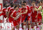 16.05.2026, Fussball Bundesliga 2025/2026, 34.Spieltag, FC Bayern München - 1.FC Köln, in der Allianz-Arena München, Nach dem Spiel die Siegerehrung für den Deutschen Meister Bayern München, Luis Diaz (FC Bayern München) mit der Meisterschale, Leon Goretzka (FC Bayern München), Josip Stanisic (Bayern München), 