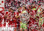 16.05.2026, Fussball Bundesliga 2025/2026, 34.Spieltag, FC Bayern München - 1.FC Köln, in der Allianz-Arena München, Nach dem Spiel die Siegerehrung für den Deutschen Meister Bayern München, Leon Goretzka (li, FC Bayern München) und Torwart Manuel Neuer (FC Bayern München) hinter den Konfetti mit der Meisterschale.