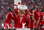 16.05.2026, Fussball Bundesliga 2025/2026, 34.Spieltag, FC Bayern München - 1.FC Köln, in der Allianz-Arena München, Nach dem Spiel die Siegerehrung für den Deutschen Meister Bayern München, Lennart Karl (FC Bayern München) mit der Meisterschale. Bara Sapoko Ndiaye (Bayern München), Jonathan Tah (FC Bayern München) 