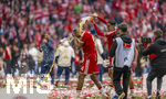 16.05.2026, Fussball Bundesliga 2025/2026, 34.Spieltag, FC Bayern München - 1.FC Köln, in der Allianz-Arena München, Nach dem Spiel die Siegerehrung für den Deutschen Meister Bayern München, Jonathan Tah (li, FC Bayern München) bekommt eine Ladung Bier von Aleksandar Pavlovic (Bayern München) über den Kopf.