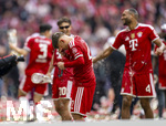 16.05.2026, Fussball Bundesliga 2025/2026, 34.Spieltag, FC Bayern München - 1.FC Köln, in der Allianz-Arena München, Nach dem Spiel die Siegerehrung für den Deutschen Meister Bayern München, Lennart Karl (FC Bayern München) hat eine Ladung Bier über den Kopf geschüttet bekommen. 