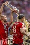 16.05.2026, Fussball Bundesliga 2025/2026, 34.Spieltag, FC Bayern München - 1.FC Köln, in der Allianz-Arena München, Nach dem Spiel die Siegerehrung für den Deutschen Meister Bayern München, Leon Goretzka (re, FC Bayern München) mit dem berühmten Kakadu, von hinten bekommt er eine Ladung Bier von Konrad Laimer (FC Bayern München) über den Kopf.