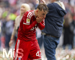 16.05.2026, Fussball Bundesliga 2025/2026, 34.Spieltag, FC Bayern München - 1.FC Köln, in der Allianz-Arena München, Nach dem Spiel die Siegerehrung für den Deutschen Meister Bayern München, Lennart Karl (FC Bayern München) hat eine Ladung Bier über den Kopf geschüttet bekommen.